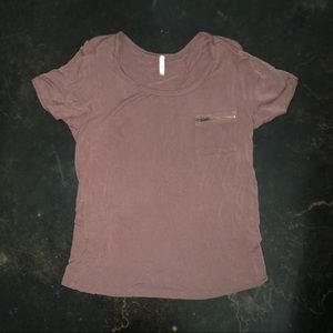 basic tee w/ zipper pocket